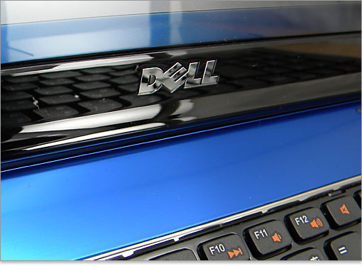 メッキ加工されたDELLエンブレム