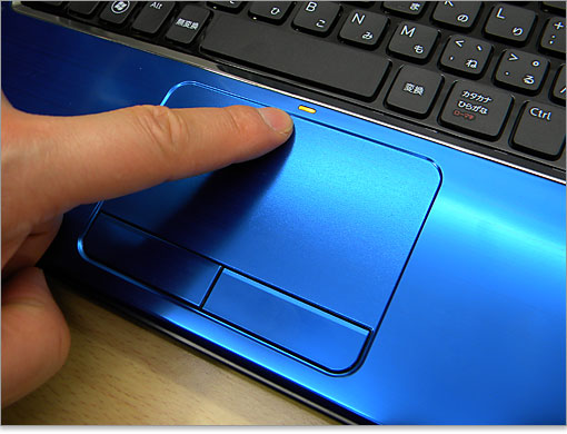 タッチパッド上のライトがオレンジ色