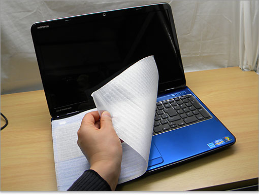 Inspiron 15R（N5110）本体には、ディスプレイとキーボードを保護するシート