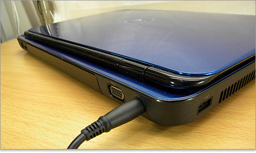 DELLの一部ACアダプタにはプラグ部分にLEDライトがあり