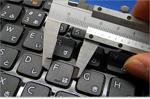 キーの幅は15mmで、指に触れる表面積は一般的なキーボード
