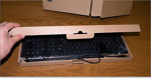 ビニールで保護されたキーボードが見えます。