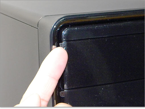 Inspiron 580を箱から取り出したら、まず、前面パネルの保護シートを剥がします。