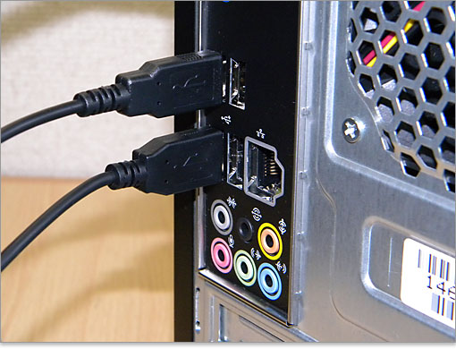 キーボードとマウスをつなぎます。