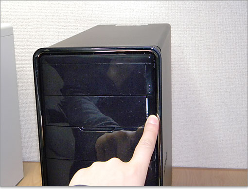 2段目の光学ドライブのイジェクトボタンを押す。