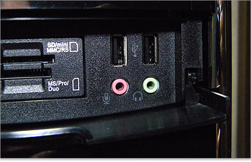 USB端子とマイク端子、ヘッドフォン端子を装備。