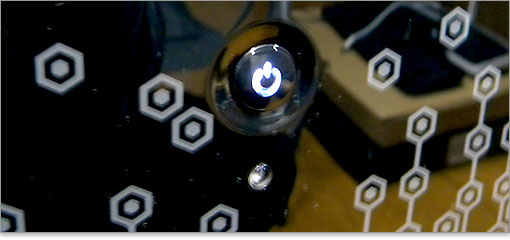 WLEDのライトが点灯しています。その下の丸いポッチはHDDアクセスランプ。