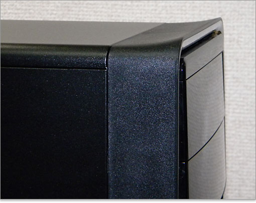 フロンとパネルが少し反り上がったデザイン