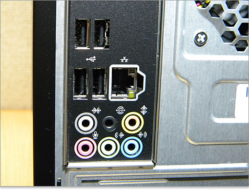 USB端子が4つ、ギガビットイーサーLAN端子、7.1ｃｈ対応オーディオ端子を装備。