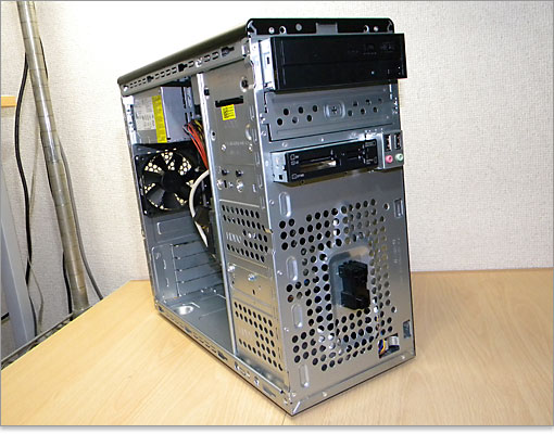 たInspiron 580の様子。前面のスチールボディ