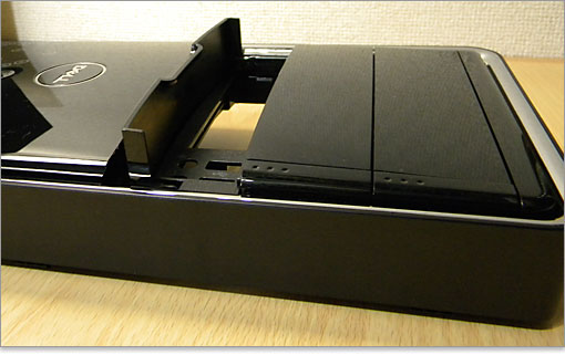 扉の下半分は、中に食い込むギミック。