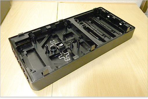 パネルの裏側は空洞。