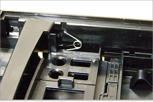 バネの反動が使われており