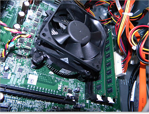 Core i3-530のCPUを搭載していますが、CPUクーラーを外さないとCPU自体を見ることができません。