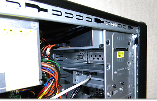 光学ドライブベイは2つあります。