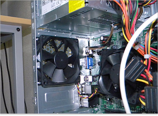 放熱用のPCケースファンでは、9センチファンを採用。