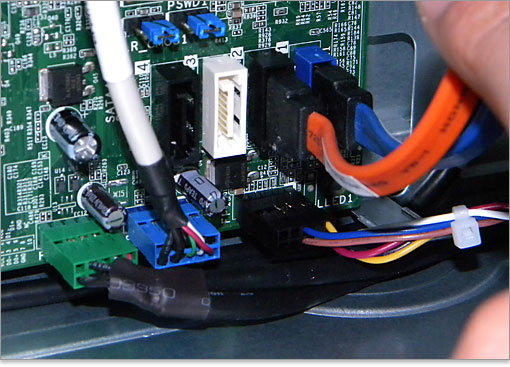 SATAコネクタが4つ、緑のコネクタが前面USB端子、青がUSBコネクタ接続のカードスロット用、黒が電源ボタンやHDDアクセスランプのLEDコネクタ。