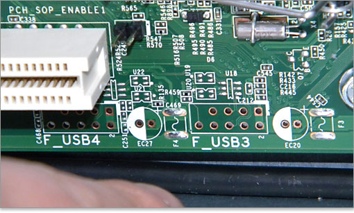 コネクタが割愛されて内部USBが減らされている