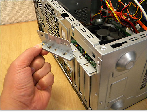 グラフィックカードや、その他拡張カードをまとめて固定