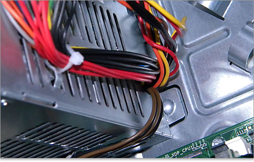 電源ユニットを引っ掛けるツメがあります