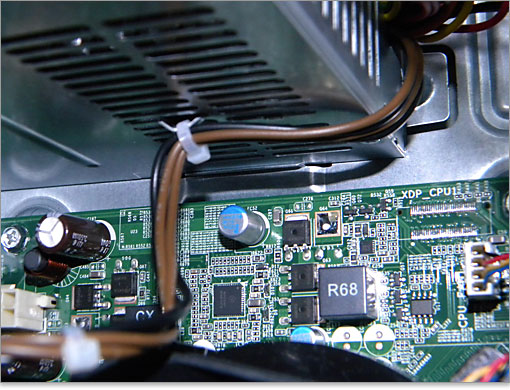 CPUへの電源ケーブルが電源ユニット本体