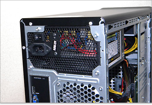 背面のネジを４箇所とめます。