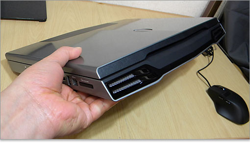 Alienware M15xは、一般的な15インチノートと比べると一回り大きな