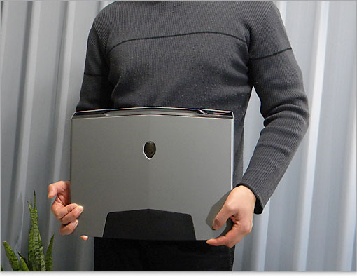 Alienware M15xのサイズが伝わるように、いくつかサイズ比較