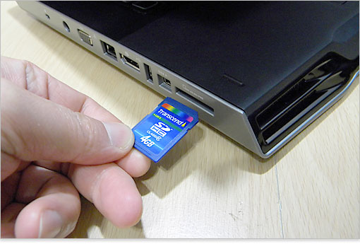 、SDカードを差し込んでみましょう。