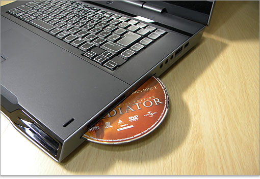 スロットイン式の光学ドライブを搭載。