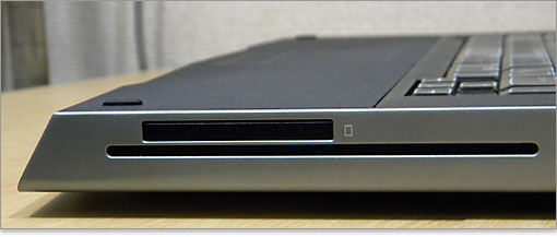 Express Card スロットとスロットイン式光学ドライブ