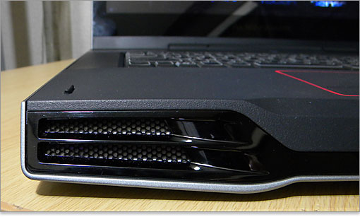 グリル版のようなデザイン。ここはスピーカー部分です。