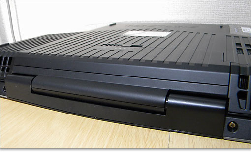 ヒンジ部分とバッテリーパックが見えます。