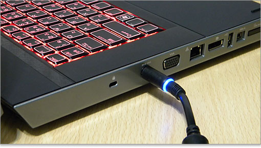 ブルーLEDが発光するプラグ