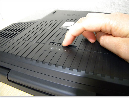 バッテリーを外すには、ロックを解除します。