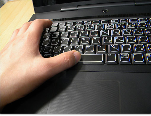 キーストロークにも違和感ありません。キーピッチも一般的な19ｍｍ。