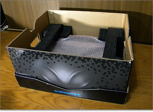 付属品の箱を取り除きます。