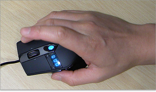 Alienware TactX -持ったときのフィット感は抜群で、ゲーム操作にしっくりきます。