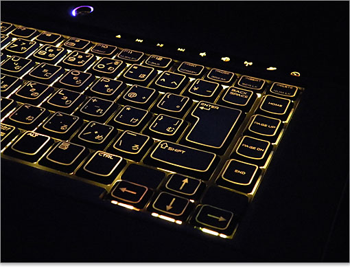 Alienwareネーム、電源ボタン、メディア、4箇所のキーボードエリア