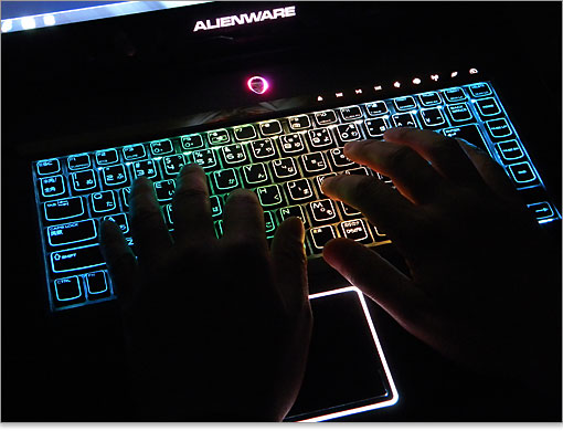 宇宙船を操縦しているよう。