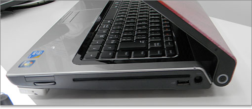 右側面から紹介。左から、34mm Express Card スロット、8規格対応メディアカードスロット、スロットイン式の光学ドライブがあります。