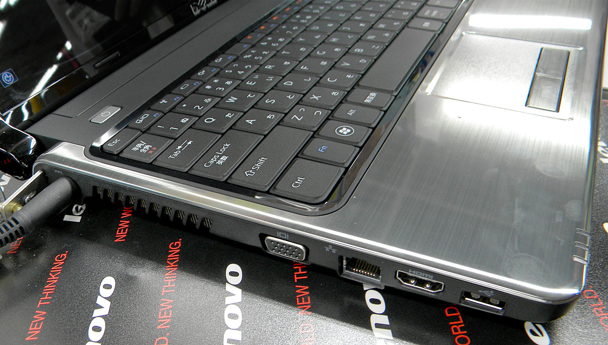 Inspiron 15の左側面