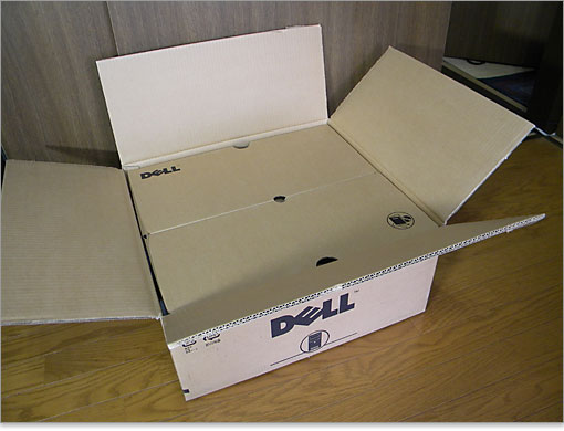 最初に見えるのは、付属品の入った箱です。