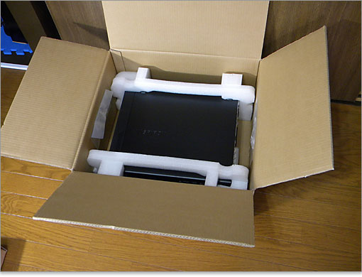 緩衝材に挟まれたInspiron 580sの登場です。