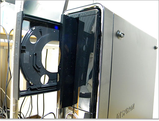 ドライブトレイをチェック。