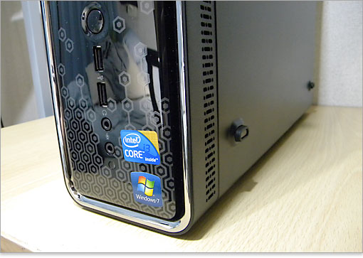 つ、ヘッドフォン端子、マイク端子が備わっています。