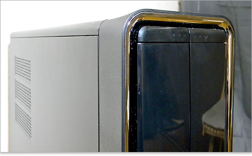 るデザインです。パネル周辺はメッキ加工されてあり、見栄えが良くなっています。