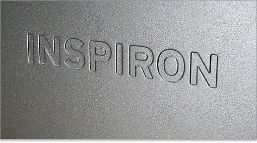 エンボス加工のINSPIRONロゴがあります。