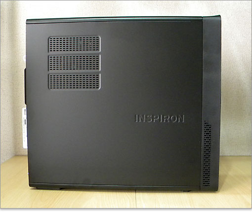 。Inspiron ロゴがあるのみです。内部にアクセスするときは、こちら側のサイドパネルを外します。