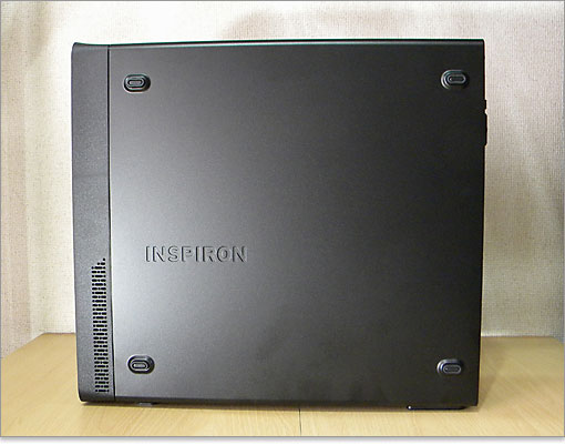 通気口はフロントパネルの下部にあるスリットのみ。INSPIRON ロゴと横置き用のスタンドゴムがあります。